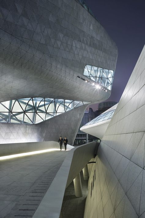 Chaos Architecture, Guangzhou Opera House, Opera House Architecture, Architecture Cool, Zaha Hadid Architecture, Large Building, Zaha Hadid Architects, Interesting Buildings, Zaha Hadid