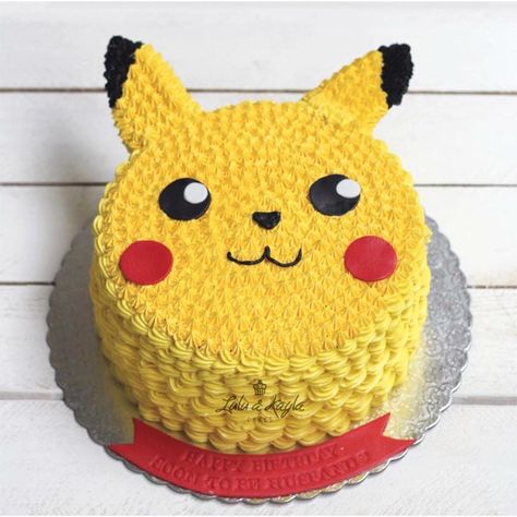 Pikachu Cake Ideas, Pikachu Cake Birthdays, Pokemon Torte, Bolo Pikachu, Pokemon Themed Party, Pokemon Birthday Cake, Pikachu Cake, Baby Pokemon, Pikachu Pikachu