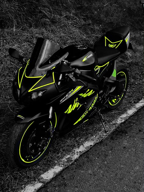 R6 Motor, Tmax Yamaha, Biker Photography, Kawasaki Bikes, Image Moto, Custom Motorcycle Helmets, Kawasaki Zx6r, Motorcycle Aesthetic, Bike Photoshoot