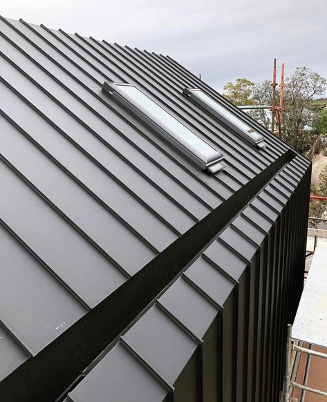 Wall Cladding Melbourne - Architectural Cladding Australia Zinc Cladding, Roof Cladding, Zinc Roof, House Cladding, Metal Cladding, Casa Country, Modern Barn House, Roof Architecture, Standing Seam