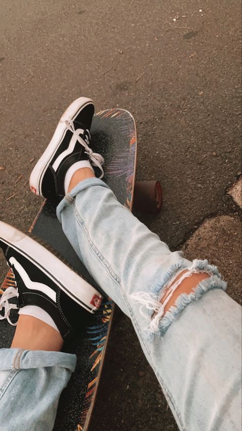 Skatergirl Aesthetic, Bestie Book, Skateboarding Aesthetic, Skateboard Aesthetic, Skater Vibes, Skater Outfits, Skateboard Photography, Room View, Red Vans