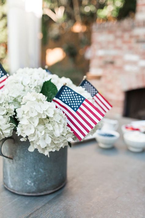 Americana Cottage, Inexpensive Centerpieces, Andee Layne, Formal Table Setting, Festive Centerpieces, Fourth Of July Decor, Backyard Entertaining, American Flags, Festival Diy