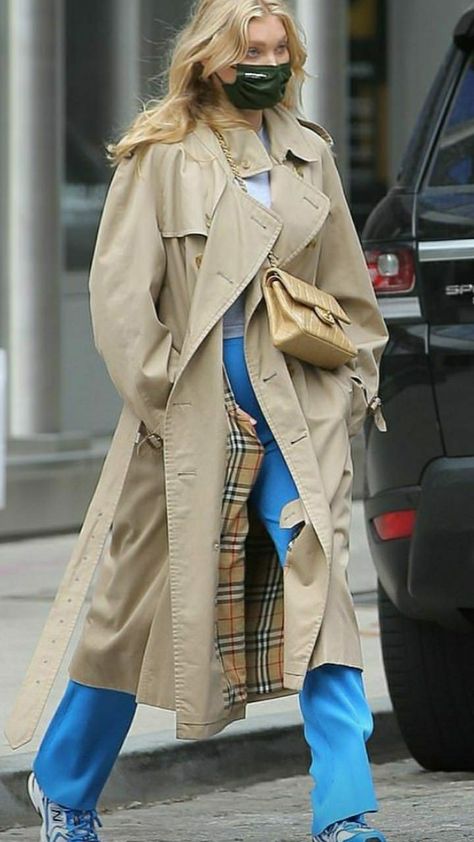 Burberry Trench Coat Street Style, Women's Fashion 2023, Trench Coat Street Style, 2023 Lifestyle, Elsa Hosk Style, Hailey Rhode Baldwin, Trench Coat Outfit, Fashion Vibes, Summer 19