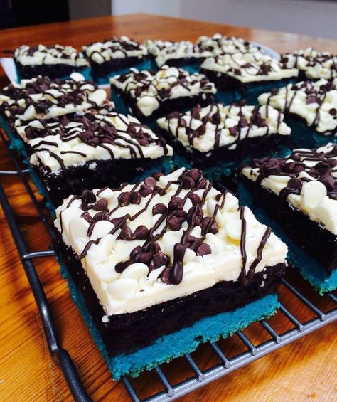 Blue Velvet Brownies, Oreo Truffle Brownies, Fudge Truffles, Oreo Truffle, Velvet Brownies, Cheesecake Brownies Recipe, Brownie Bars, Cheesecake Oreo, Velvet Cookies