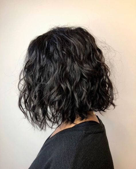 Edgy Short Wavy Haircuts, 2b Wavy Hair Haircuts Short, Wavy Haircuts Shoulder Length, Black Wavy Short Hair, Short Wavy Black Hair, Haircuts For Fine Wavy Hair, Pelo Bob Ondulado, Wavy Hair Bob, Naturally Wavy Hair Cuts