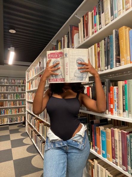 Cute Library, Library Photo Shoot, Library Pictures, Graduation Photography Poses, Instagram Baddie, Business Photoshoot, Graduation Photography, Modest Dresses Casual, Modeling Tips