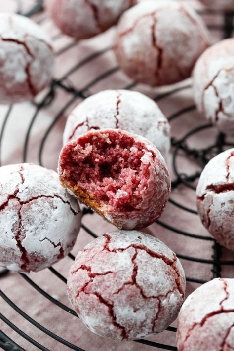 Raspberry Amaretti Cookies | Love and Olive Oil Sugar Plum Cookies, Red Wine Cookies, Amaretti Cookies Italian, Almond Cookies Recipes, Different Cookie Recipes, Amaretti Cookie Recipe, Brownie Vegan, Fruity Cookies, Berry Cookies