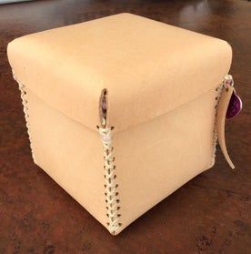 Leather Gift Boxes, a simple tutorial! Wrapping A Gift, Leather Purse Pattern, Art Du Cuir, Diy En Cuir, Felt Basket, Diy Leather Projects, Leather Scrap, Wooden Bag, Leather Diy Crafts