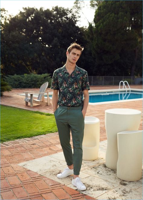 Making a case for green, Ben Allen wears a Hawaiian print shirt and chinos from Mango Man. Summer Men Style, Hawaiian Outfit Men, Hawaiian Shirt Outfit, Men's Summer Outfit, Hawaiian Print Shirts, Shirt Outfit Men, Urban Explorer, Printed Shirts Men, Formal Men Outfit