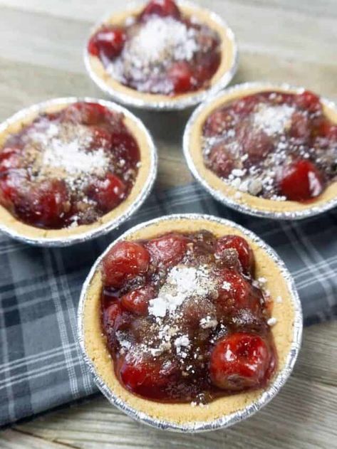 Pie With Crumble Topping, Quick Holiday Desserts, Mini Fruit Pies, Cherry Tarts, Mini Cherry Pies, Mini Pie Crust, Cherry Pies, Gnome Ideas, Cherry Crumble