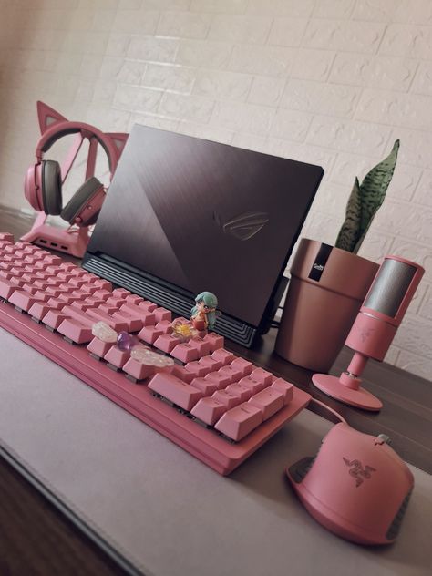 Laptop Gaming setup for gamers who have a soft spot for anything pink! RAZER QUARTZ COLLECTION #gamingsetup #desksetup #pink #pinkdesksetup #pinkgamingsetup #gamergirl #kawaii Razer Pink Setup, Razer Gaming Setup, Laptop Setup Ideas, Razer Quartz, Razer Laptop, Gaming Laptop Setup, Laptop Setup, Laptop Gaming Setup, Kawaii Laptop