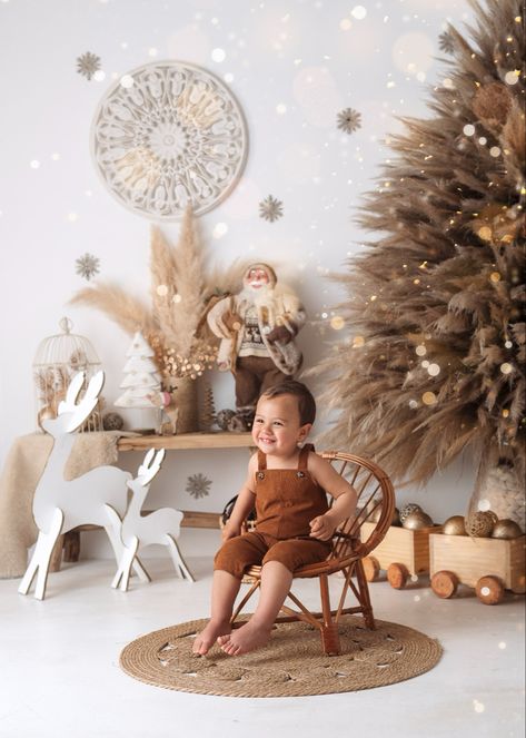 Navidad, árbol de navidad boho Christmas Decor Ideas Studio, Christmas Set Up Photography, Christmas Studio Photography Setup, Boho Christmas Photoshoot, Christmas Studio Photoshoot, Natal Boho, Christmas Mini Shoot, Christmas Editorial, Christmas Baby Pictures