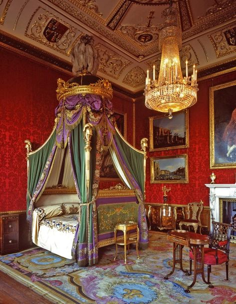 Is Windsor Castle worth a visit? Have a look and see! Windsor Castle Interior, Chateau De Malmaison, Buckingham Palace London, Royal Bedroom, Palace Interior, Castles Interior, Queen Room, Bedroom Furnishings, Royal Residence