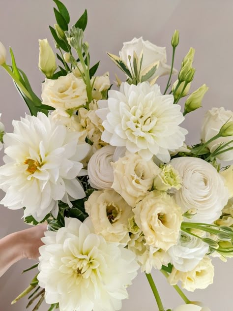 Wedding Aisle Set Up, Dahlia Bride Bouquet, Yellow Wedding Bouquets, White And Yellow Bouquet, Yellow And White Wedding Flowers, Yellow And White Bouquet, White And Yellow Wedding Flowers, Yellow Wedding Decor, Lisianthus Boutonniere