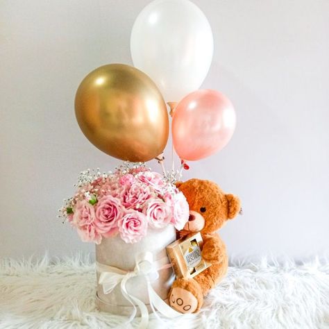 Bear Flower Arrangement, Valentines Balloons Decorations, Backyard Wedding Decorations, Balloon Bouquet Diy, Candy Bouquet Diy, Valentine Gift Baskets, Valentines Surprise, Valentines Balloons, Gifts To Make