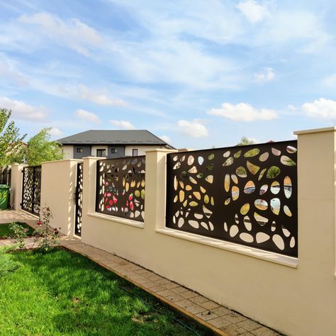 gard cu soclu din beton si panouri metalice decorative Wall Landscape, Compound Wall Design, Concrete Retaining Walls, Compound Wall, Brick Fence, Landscaping Retaining Walls, Boundary Walls, House Gate Design, Concrete Projects