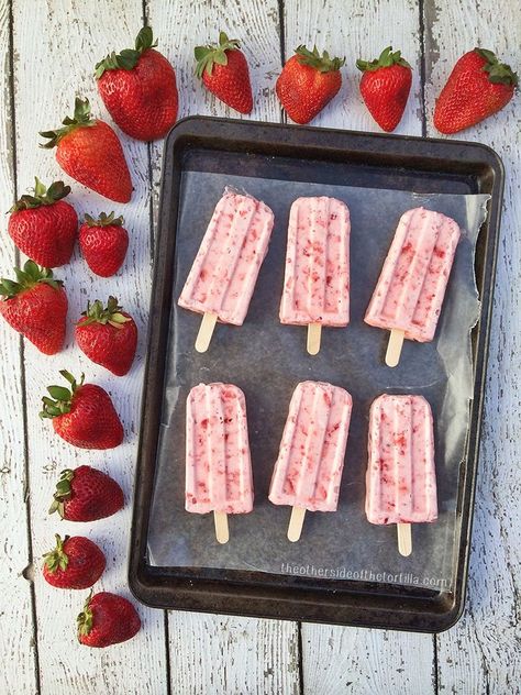 Beautiful paletas de fresas con creme ~ Mexican strawberries and cream popsicles /// #recipe from theothersideofthetortilla.com Mexican Strawberries And Cream, Mexican Strawberries, Traditional Mexican Desserts, Strawberry Popsicles, Sweet Whipped Cream, Mexican Night, Yogurt Pops, Natural Snacks, Making Butter