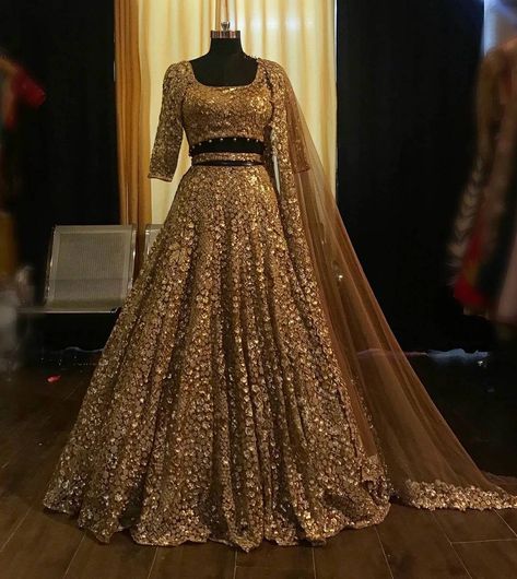 Wedding Lehnga Designs Latest, Indian Fashion Lehenga, Manish Malhotra Lehenga, Pink Bridal Lehenga, Orang India, Gold Lehenga, Lehnga Dress, Bridal Lehenga Collection, Designer Bridal Lehenga