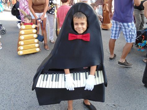 Beethoven Costume, Artist Costume Ideas, Music Artist Costume, Music Artist Costume Ideas, Biketard Dance Costume, Rock And Roll Costume, Costume Ideas Easy, Black Fancy Dress, Disco Jacket