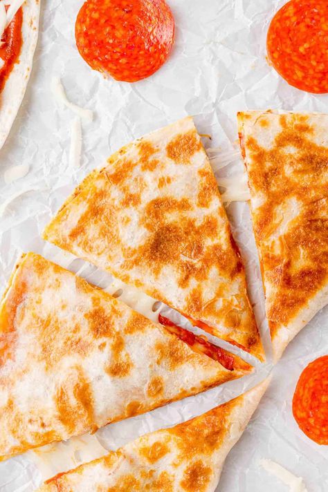 This pizza quesadilla recipe is every busy parents' dream! A kid-friendly lunch or dinner option filled with melty mozzarella, pizza sauce, and pepperoni, this easy recipe is ready to be devoured in just 10 minutes. Pizza Quesadillas, Pizza Quesadilla, Quesadilla Recipes Easy, Easy Lunches For Kids, Kids Lunch Box Meals, Mozzarella Pizza, Quesadilla Recipe, Tortilla Pizza, Craving Pizza