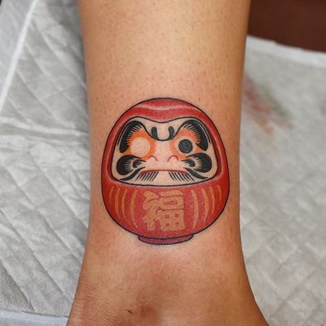 Tattoo Daruma, Daruma Tattoo, Small Japanese Tattoo, Daruma Doll Tattoo, Anatomical Art, Doll Tattoo, Daruma Doll, Japan Tattoo Design, Traditional Japanese Tattoos