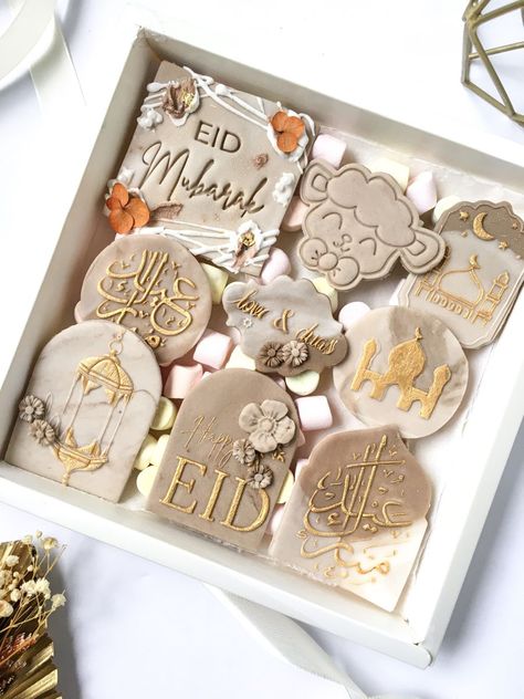 eid eidmubarak eidgifts gifts giftideas eidaladha eidulfitr cookies Eid Sugar Cookies, Eid Cookies Decoration, Deco Eid Mubarak, Eid Mubarak Gift Ideas, Eid Mubarak Cookies, Eid Mubarak Hampers, Eid Gifts For Him, Eid Preparation, Cookies Hampers