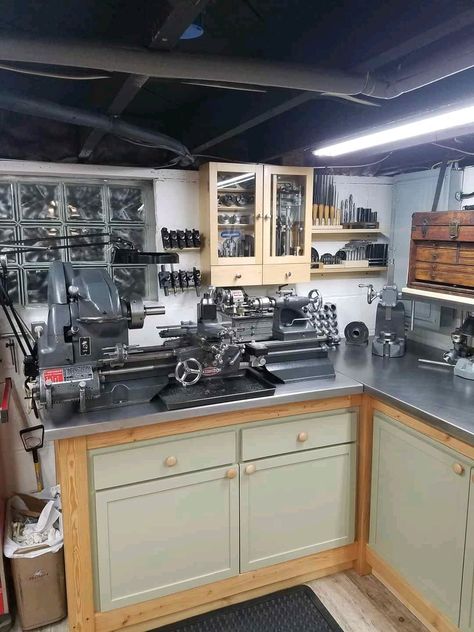 Rustic Workshop Ideas, Home Machine Shop, Gunsmithing Workshop, Hobby Shop Ideas, Tinker Table, Trailer Workshop, Cottage Workshop, Tool Carts, Garage Workshop Plans