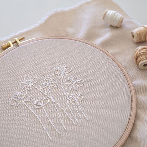 Basic Hand Embroidery, Canvas Embroidery, Winter Embroidery, Embroidered Hoop, Hoop Projects, Christmas Embroidery Patterns, Macrame Wall Hanging Diy, Floral Embroidery Patterns, Hoop Design