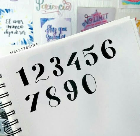 Ideas de números bonitos Cute Ways To Write Numbers, Numeros Aesthetic, Aesthetic Numbers, Pretty Fonts Alphabet, Disney Letters, Creative School Project Ideas, Lettering Guide, Pretty Fonts, School Organization Notes