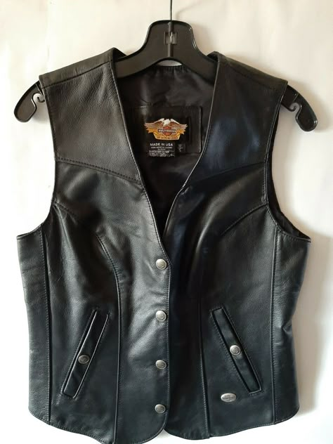 Harley Davidson Women's Black Leather Biker Vest  Snaps W/ Bar Shield Size Small MADE IN U.S.A. LEATHER OUTER AND NYLON LINING   IT IS IN GOOD CONDITION, HAS VERY LITTLE WEAR. COULD USE A LIGHT CLEANING. ZOOM IN ON THE  PICTURES TO SEE CONDITION. MEASURES APPROXIMATELY LAYING FLAT: 17 1/2" ARMPIT TO ARMPIT. 24" LONG FRONT X 21" LONG BACK WE WILL COMBINE SHIPPING TO SAVE YOU MONEY ON MULTIPLE PURCHASES OUR SHIPPING PRICES ARE FOR SHIPPING & HANDLING..WE ALWAYS ADD A TRACKI Biker Chick Outfit Halloween, Motorcycle Style Women, Black Leather Vest Outfit, Adult Goth Fashion, Leather Vest Outfits For Women, Biker Outfits For Women, Leather Vest Women, Leather Vest Outfit, Biker Chick Outfit