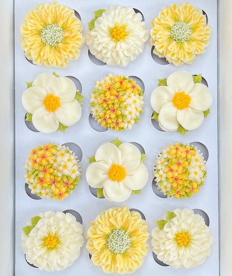 Yellow And White Cupcakes Decoration, Yellow Decorated Cupcakes, Yellow Flower Cupcakes, Beautiful Cupcakes Birthday, Yellow Floral Cupcakes, Piping Sunflowers Flower Cupcakes, Bright Flower Cupcakes, Buttercream Flowers Cupcakes, Cake Decorating Flowers