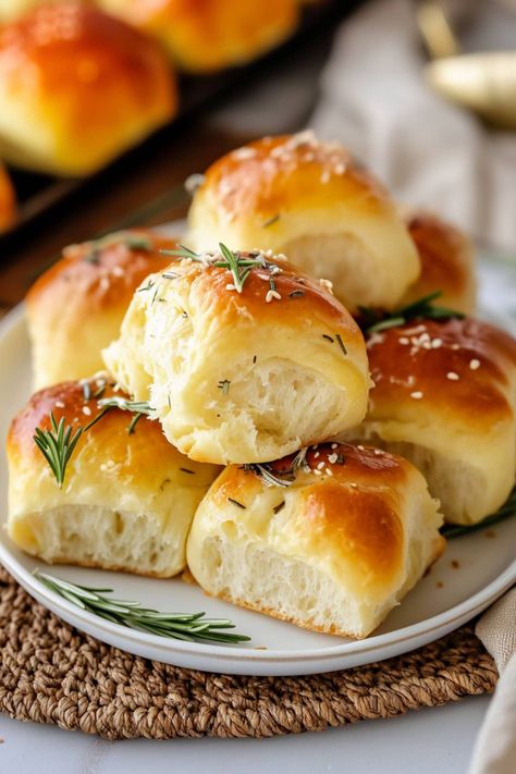 These soft and fluffy rosemary dinner rolls with garlic butter and sea salt are the perfect side to serve with Sunday dinner or at your next dinner party. Rosemary Dinner Rolls Recipe, Garlic Rosemary Dinner Rolls, Christmas Dinner Rolls Easy, Rosemary Bread Rolls, Rosemary Garlic Dinner Rolls, Rosemary Garlic Rolls, Dinner Rolls Thanksgiving, Bread For Thanksgiving Dinner, Dill Rolls