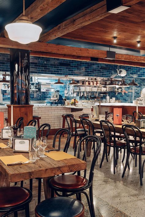 10 bonnes idées déco à piquer aux restaurants - Marie Claire Italian Restaurant Decor, Pizzeria Design, Draw Reference, Bakery Shop Design, Rustic Restaurant, Cool Restaurant, Burger Restaurant, Pizza Place, Pizza Restaurant