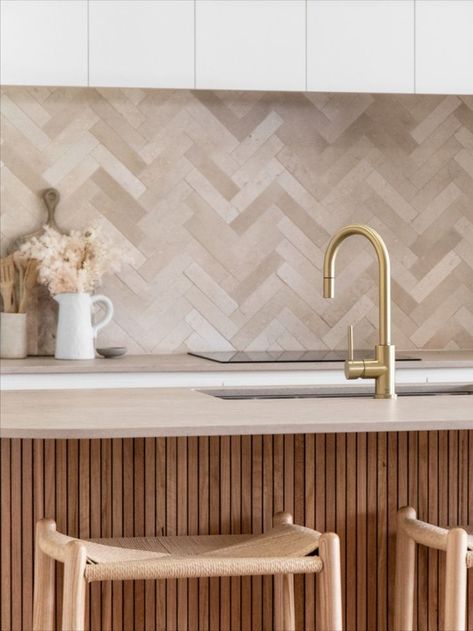 Bedroom Organic Modern, Neutral Backsplash Kitchen, Herringbone Kitchen, Kitchen Splashback Tiles, Warm Kitchen, Kitchen Backsplash Designs, Beige Kitchen, Boho Chic Bedroom, Kitchen Splashback