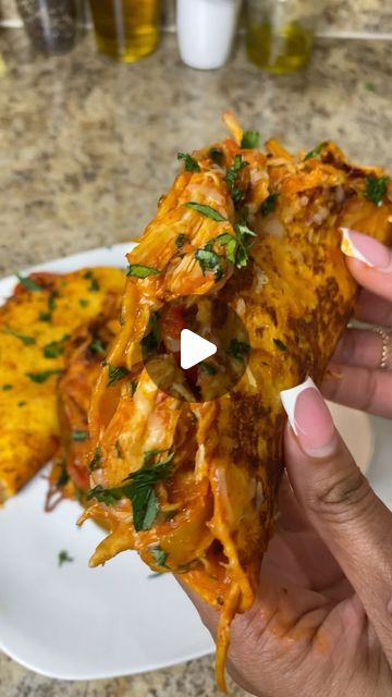 Family Friday Night Dinner, Pull Chicken Tacos, Taco Tuesday Recipes Chicken, Pulled Chicken Leftover Recipes, Taco Night Ideas Dinners, Pulled Chicken Recipe Ideas, Street Chicken Tacos, Tuesday Dinner Ideas, Pulled Chicken Nachos