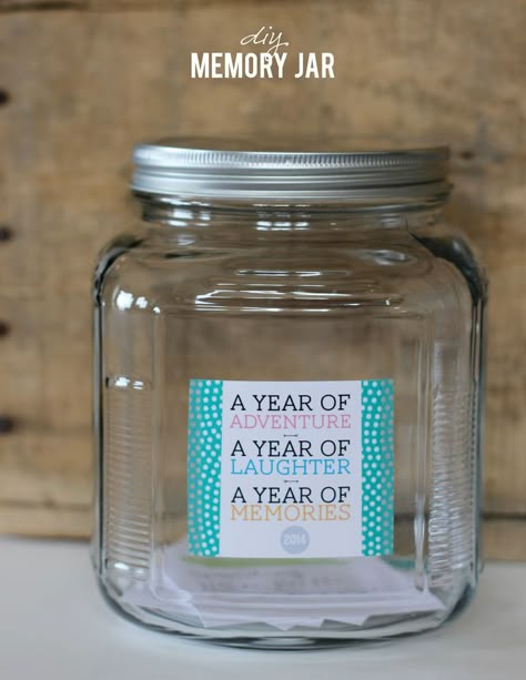 DIY Memory Jar - A year of adventure, laughter and memories New Years Memory Jar, New Year Memory Jar, New Year Jar Ideas, Memory Jars Ideas Diy, Memory Jar Diy, Memory Jar Printable, Diy Memory Jar, Memory Jar Ideas, Memories Jar