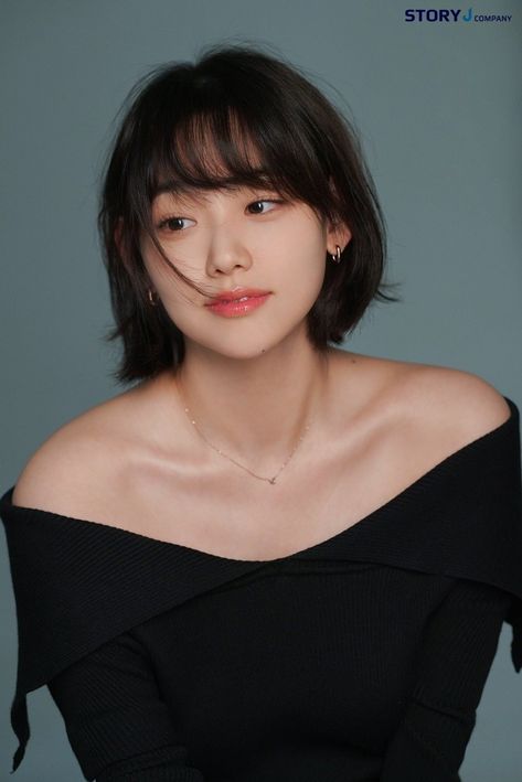 Female Kpop Idols Short Hair, Kang Minah, Kang Mina, Celebrity Short Hair, Female Pose, Face Drawing Reference, Female Pose Reference, Real Girls, Korean Celebrities