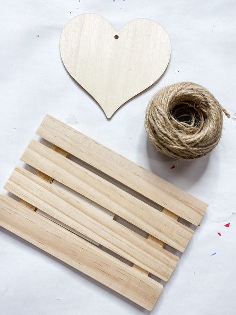 Mini Pallet Ideas, Nautical Landscaping, Wood Heart Crafts, Valentine Wood Crafts, Valentine Treat, Diy Valentine's Day Decorations, Door Signs Diy, Easy Diy Decor, Diy Xmas Gifts