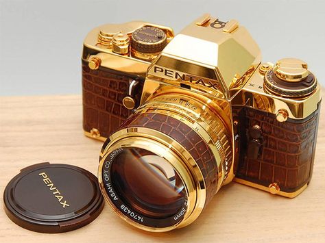 Got cash to burn? Take a look through some of the world's most expensive camera gear that you can and can't buy. Gold Camera, Fotocamere Vintage, Expensive Camera, 3d Camera, Gold Everything, Pentax Camera, All That Glitters Is Gold, Old Cameras, Old Camera