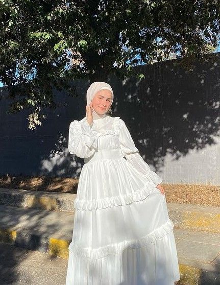 Dresses For Veiled Women, Veiled Clothes, Modest Fashion Muslim, Victorian Fashion Dresses, Hijab Fashion Summer, White Dress Outfit, Eid Outfits, Dinner Dress Classy, Modest Summer Outfits