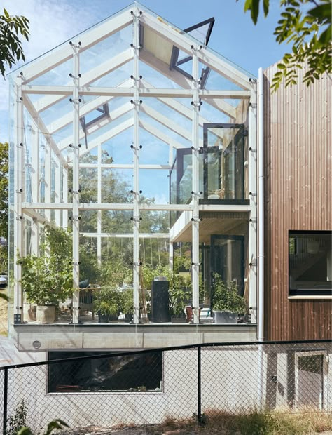 Structure and Translucent Cladding: How to Design a Greenhouse | ArchDaily Greenhouse With Loft, Greenhouse Addition To House, Small Glass House Design, House With Greenhouse, Steel Greenhouse, Green House Architecture, Glass Green House, Modern Greenhouses, Heating A Greenhouse