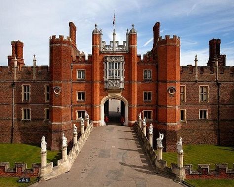 Hampton Court Palace - All You Need to Know BEFORE You Go (with Photos) Hampton Court Palace Interior, Blody Mary, Wolf Hall, Richmond Upon Thames, Surrey England, Hampton Court Palace, Royal Palaces, Historical Buildings, Elizabeth I