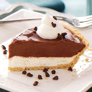 Chocolate Cream Cheese Pie--This is very similar to the recipe that we made for Thanksgiving and Christmas.  But, used Oreo Crust and Chocolate Fudge Pudding! Cool Whip Chocolate Pie, Chocolate Cream Cheese Pie, Recipes Cream Cheese, Cream Cheese Pie Recipes, Chocolate Cream Pie Recipe, Cheese Pie Recipe, Cheese Pudding, Cream Cheese Pie, Chocolate Pudding Recipes