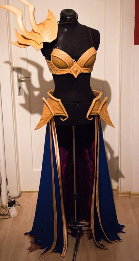 Wizard Cosplay Female, Warlock Cosplay, Armour Cosplay, Hip Armor, Cosplay Crafts, Wizard Cosplay, Blue Wizard, Stilt Costume, Tale Dress