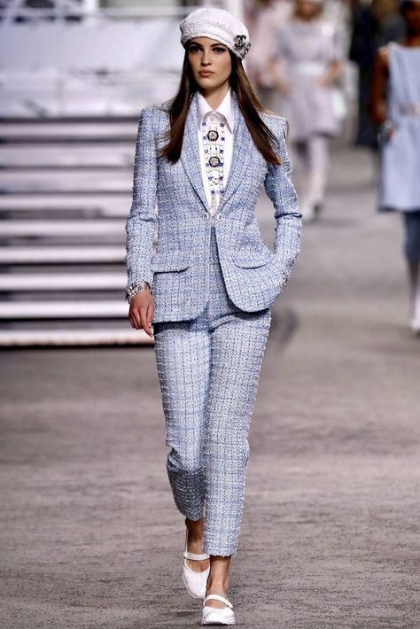 Chanel 2019 Chanel Outfits Women, Camille Hurel, Tweed Fashion, Beautiful Wardrobe, Chanel Resort, Chanel Suit, Chanel Outfit, Chanel Cruise, Cruise Collection