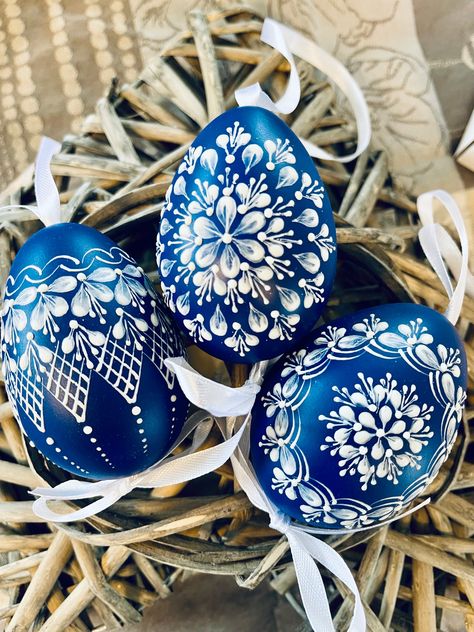 Wooden Easter Eggs, Egg Artistry, Eggs Easter, Egg Painting, Chicken Eggs, Egg Decorating, Different Colours, Easter Gift, Easter Decorations