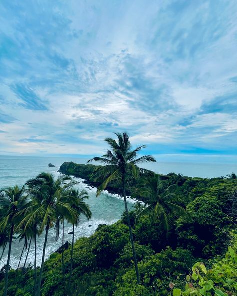 The most magical evening at @caboserai , watching the sunset from the cliffs in South Goa🌅 The breathtaking view of the horizon made it truly unforgettable!😍 Being so close to nature brought a sense of peace and serenity like no other🌊🌴 A perfect retreat to reconnect with nature and ourselves🤌 #CaboSerai #SunsetViews #NatureRetreat #CliffsideSerenity #PeacefulMoments #ReconnectWithNature #TravelInspiration #HorizonMagic #SouthGoa #GoaBeyondParties #GoaDiaries #BeachFront #SlowLiving South Goa, Beach Poses For Couples, Reconnect With Nature, Watching The Sunset, Closer To Nature, Beach Poses, Sunset Views, Slow Living, The Horizon