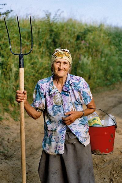 Wikimedia Commons: Farmer. Author David Baldi Farmer Woman, Female Farmer, Game Rules, Market Ideas, Farmer Wife, Alphabetical Order, We Are The World, Rural Life, Aging Well