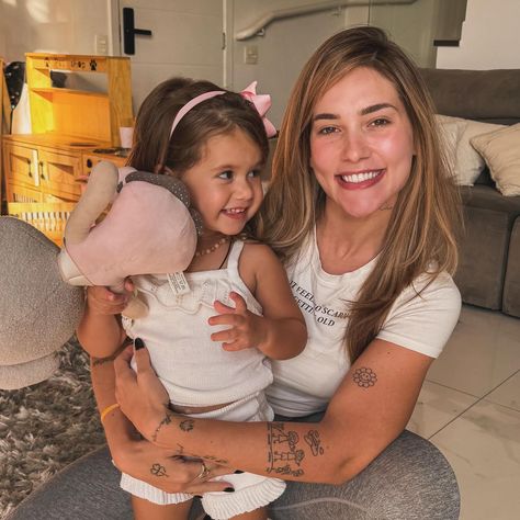 Minha primogênita q é a cópia da mamãe 🥲 amo vc e esse seu sorriso mais lindo 💖💜💛 (Já n basta as legendas de mãe, gostei desse… | Instagram Baby Family, Virginia, On Instagram, Instagram