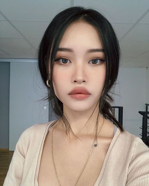 Brown Makeup Looks, Korean Natural Makeup, Pure Makeup, Minimal Makeup Look, Best Natural Makeup, Celebrity Makeup Looks, Korean Eye Makeup, Simple Makeup Looks, Minimal Makeup